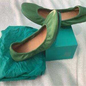 Tieks Clover  Green Leather Flats size 7 with box and bag, no bow